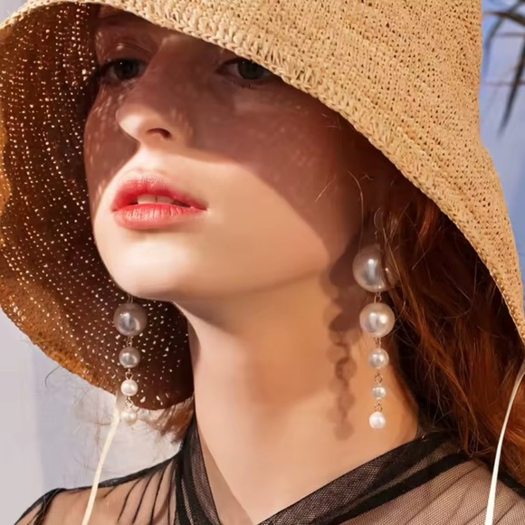 Pearl Earrings (clip-on)
(New) - Picture 10 of 10